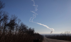 Des traces de missiles dans le ciel, dans la région du Donbass, en Ukraine