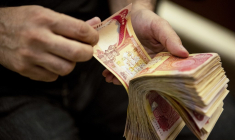 Des dinars irakiens (illustration) ( AFP / HUSSEIN FALEH )