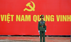Un soldat devant une affiche annonçant le 14e Congrès du Parti communiste vietnamien, le 19 janvier 2026 à Hanoï ( AFP / Nhac NGUYEN )