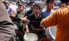 Des enfants palestiniens font la queue pour recevoir des repas d'une organisation caritative à Gaza-ville, le 14 juillet 2025 ( AFP / BASHAR TALEB )