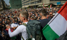 Le chef de l'opposition hongroise Peter Magyar s'adresse à ses supporters à Budapest avant le départ de sa marche en direction de la Roumanie, le 14 mai 2025  ( AFP / Ferenc ISZA )