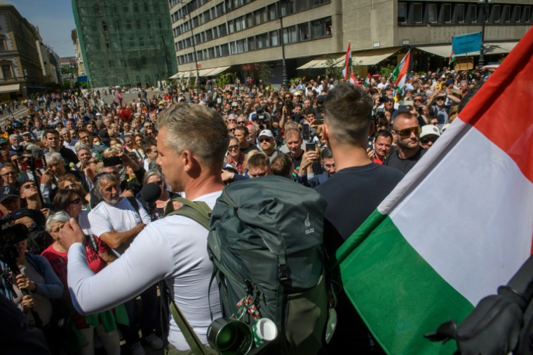 Le chef de l'opposition hongroise Peter Magyar s'adresse à ses supporters à Budapest avant le départ de sa marche en direction de la Roumanie, le 14 mai 2025 ( AFP / Ferenc ISZA )