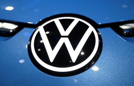 Le géant automobile en crise Volkswagen appelle à accélérer ses mesures d'économies après une lourde perte nette au troisième trimestre ( AFP / Pedro PARDO )