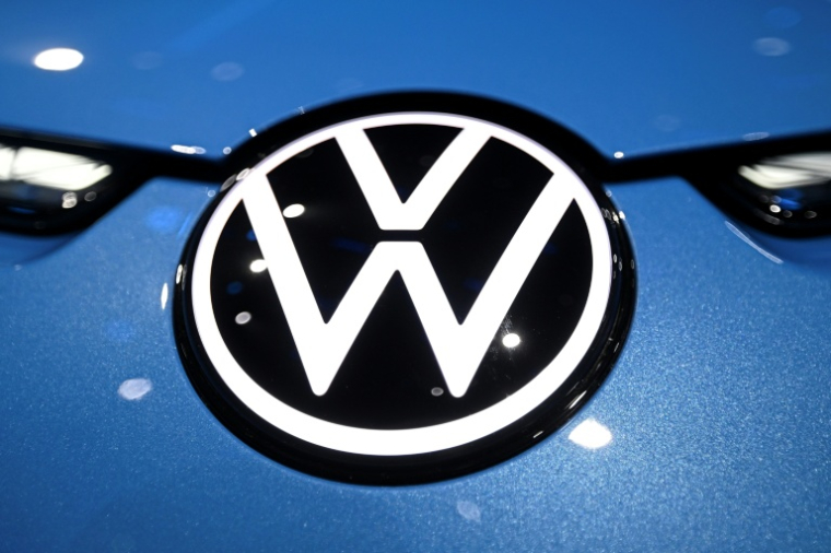 Le géant automobile en crise Volkswagen appelle à accélérer ses mesures d'économies après une lourde perte nette au troisième trimestre ( AFP / Pedro PARDO )