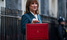 La chancelière britannique Rachel Reeves présente la déclaration budgétaire d'automne au Parlement, à Londres