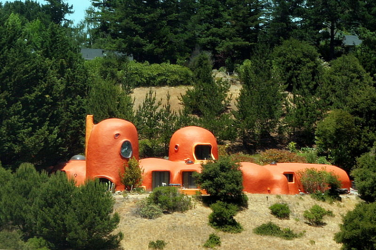 Bataille de permis de construire autour de la «maison des Pierrafeu» (Crédit photo: Sergei - Wikimedia Commons)