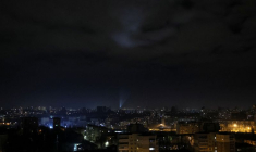 Photo des militaires ukrainiens qui utilisent des projecteurs pour rechercher des drones dans le ciel au-dessus de Kyiv