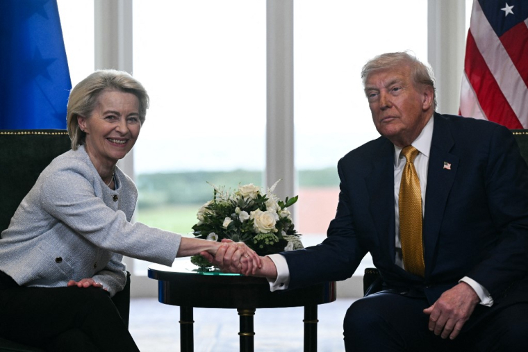 Donald Trump et Ursula von der Leyen, à Turnberry, en Ecosse, le 27 juillet 2025. ( AFP / BRENDAN SMIALOWSKI )