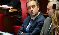 Le Premier ministre Sébastien Lecornu (g) et le ministre des Relations avec le Parlement Laurent Panifous lors de la séance des questions au gouvernement à l'Assemblée nationale, le 28 octobre 2025 à Paris ( AFP / Bertrand GUAY )