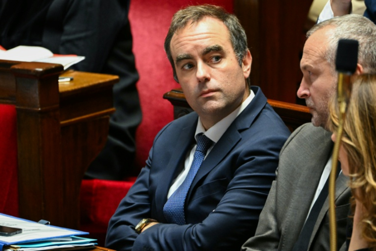 Le Premier ministre Sébastien Lecornu (g) et le ministre des Relations avec le Parlement Laurent Panifous lors de la séance des questions au gouvernement à l'Assemblée nationale, le 28 octobre 2025 à Paris ( AFP / Bertrand GUAY )