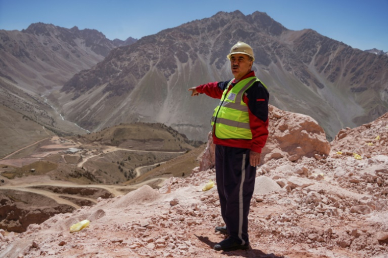 Murod Dzhumazoda, directeur adjoint de l'entreprise Talco Gold, sur le site d'extraction d'antimoine à la mine de Saritag, dans l'ouest du Tadjikistan, le 26 août 2025 ( AFP / STRINGER )