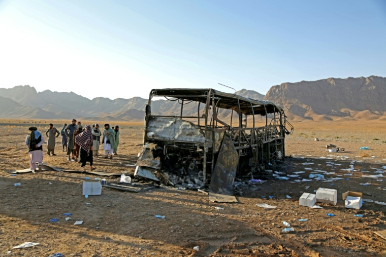 Le site d'un accident de bus dans le district de Guzara, dans la province d'Hérat, le 20 août 2025 en Afghanistan ( AFP / Mohsen KARIMI )