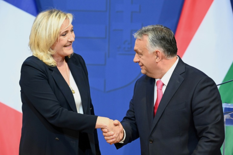 La patronne du Rassemblement national, Marine Le Pen, et Viktor Orban, alors Premier ministre hongrois, le 26 octobre 2026 à Budapest ( AFP / Attila KISBENEDEK )