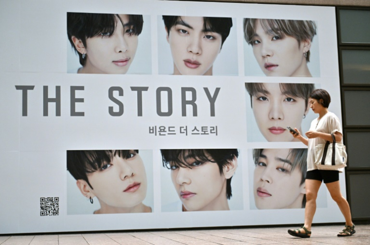 Affiche des membres du boys band BTS, le 9 juillet 2023 à Séoul ( AFP / Jung Yeon-je )