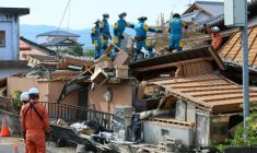 Des équipes de secours interviennent sur le site d’une maison endommagée lors du séisme du 28 juillet, à Yatsushiro, dans la préfecture de Kumamoto, Japon, le 30 juillet 2026 ( JIJI Press / STR )