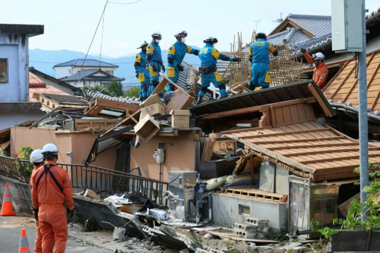Des équipes de secours interviennent sur le site d’une maison endommagée lors du séisme du 28 juillet, à Yatsushiro, dans la préfecture de Kumamoto, Japon, le 30 juillet 2026 ( JIJI Press / STR )