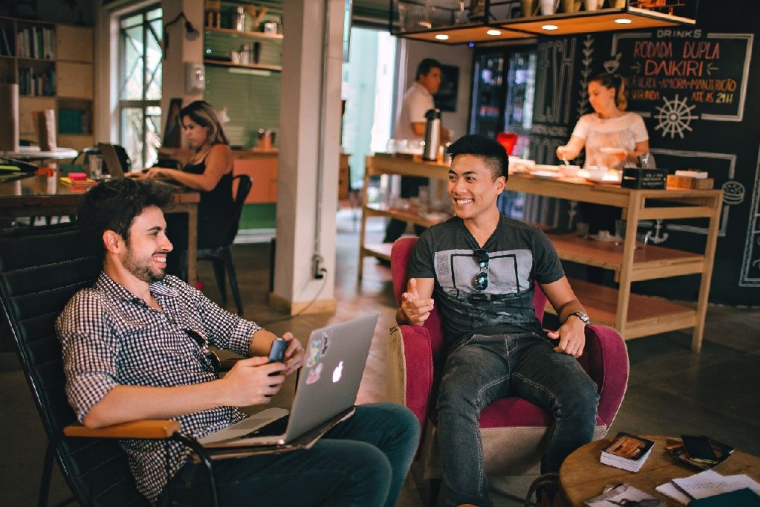 Le «coliving» et ses résidences de nouvelle génération s’installe en France (Crédits photo : Unsplash - Helena Lopes )