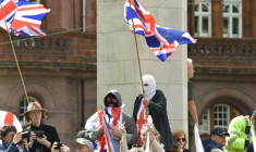 Manifestation anti-migrants de la formation "Britain First" le 2 août 2025 à Manchester ( AFP / PETER POWELL )