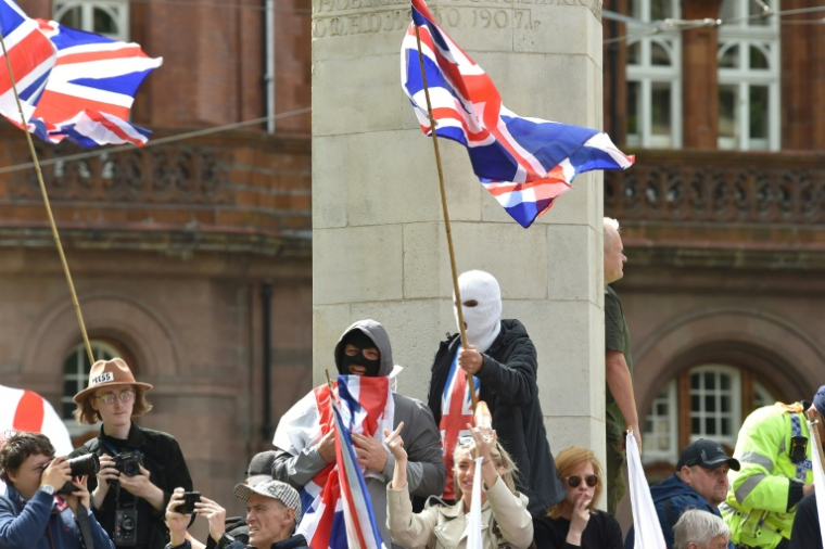 Manifestation anti-migrants de la formation "Britain First" le 2 août 2025 à Manchester ( AFP / PETER POWELL )