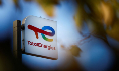 Un panneau avec le logo de la compagnie pétrolière et gazière française TotalEnergies est photographié dans une station-service à Bouguenais près de Nantes