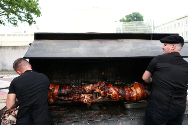 Des cochons grillés pérpapé lors d'un banquet du Canon français, à Montélimar dans la Drôme, le 8 mai 2026  ( AFP / Alex MARTIN )