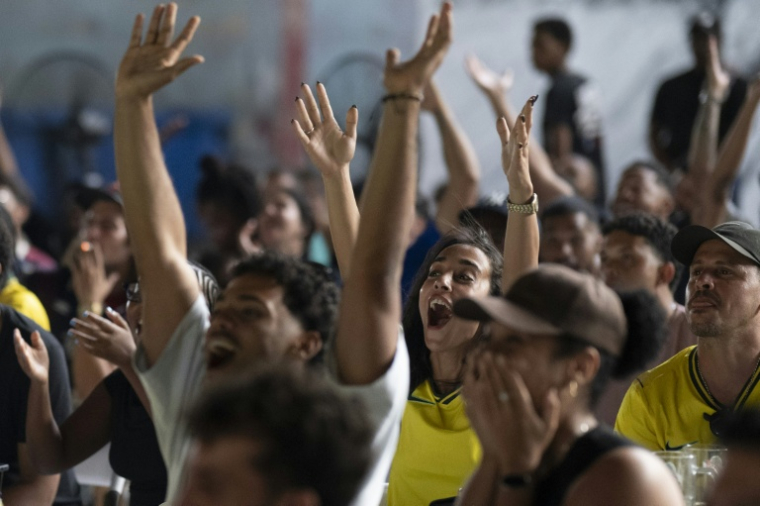 Des fans de foot devant le match Maroc-Brésil dans le quartier plus aisé du Vedado, à La Havane, le 13 juin 2026 ( AFP / Pablo PORCIUNCULA )