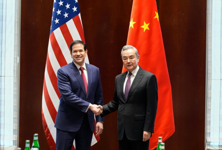 Le secrétaire d'Etat américain Marco Rubio (g) serre la main du ministre chinois des Affaires étrangères Wang Yi en marge de la Conférence de Munich sur la sécurité, en Allemagne, le 13 février 2026 ( POOL / Alex Brandon )