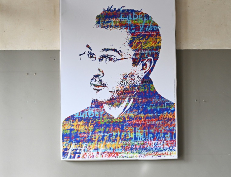 Un portrait du professeur assassiné Samuel Paty au collège du Bois d'Aulne, à Conflans-Sainte-Honorine, Le 16 octobre 2023 dans les Yvelines ( POOL / Bertrand GUAY )