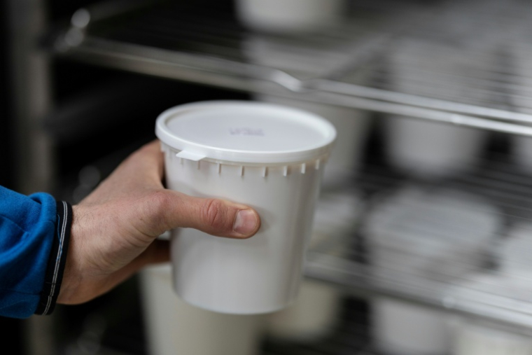 Un pot de yahourt bio issu de La Ferme de Kerdudal, le 13 février 2026 à Riec-sur-Bélon, dans le Finistère   ( AFP / Fred TANNEAU )