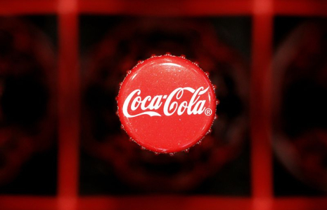 Un logo sur une bouteille de Coca-Cola