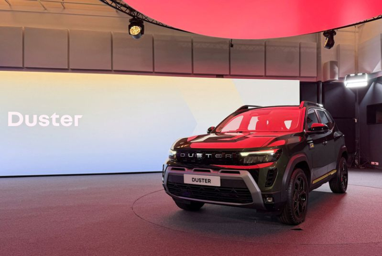 La marque Renault présente son nouveau Renault Duster pour l'Inde, près de Paris