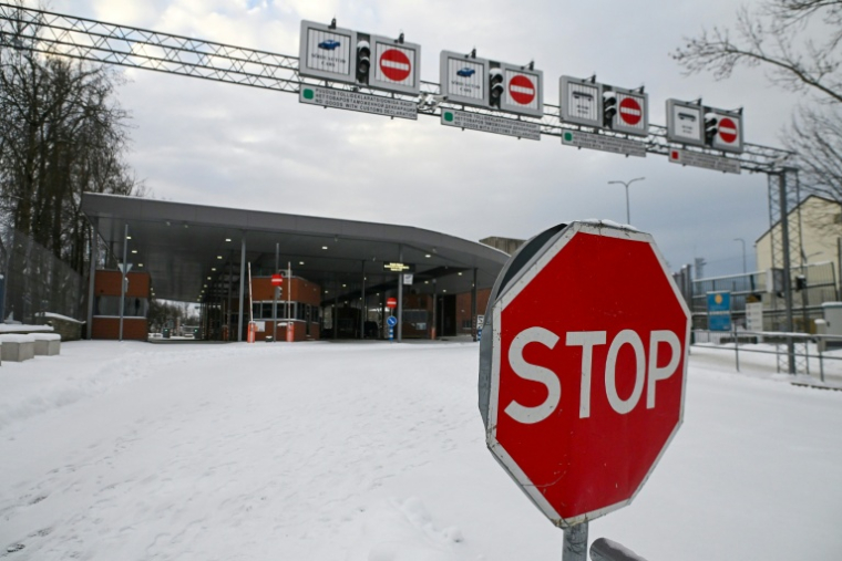 Le poste frontière fermé entre Estonie et Russie, vu de Narva en Estonie le 15 janvier 2026 ( AFP / STR )
