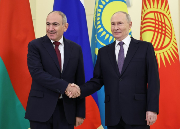 Le président russe Vladimir Poutine accueille le Premier ministre arménien Nikol Pachinian avant un sommet à Saint-Pétersbourg, le 21 décembre 2025 ( POOL / Alexander KAZAKOV )