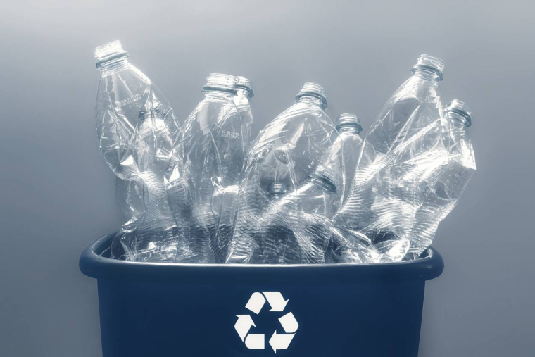 Le décret 3 R : réduction, réemploi et recyclage des emballages plastiques / iStock.com - _ultraforma_
