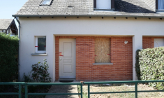 La maison où une fillette de cinq ans a été retrouvée morte à Blois, le 22 septembre 2026 dans le Loir-et-Cher ( AFP / Alain JOCARD )