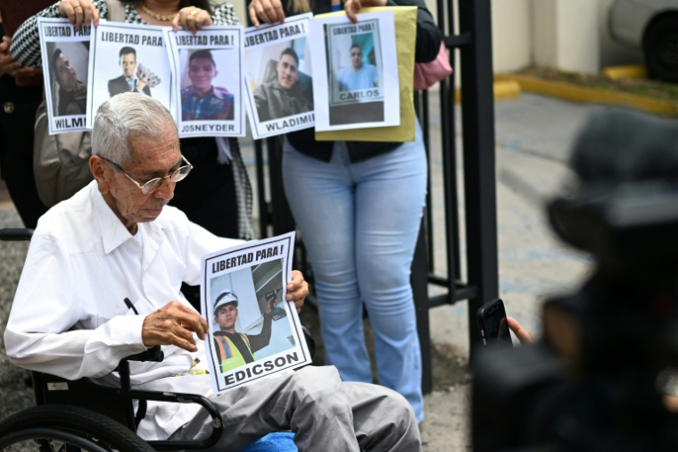 Le Vénézuélien Walter Marquez, président de l'organisation de droits humains Fundacion Amparo, parle à la presse devant le Bureau du Défenseur des Droits de l'Homme à San Salvador, le 10 juin 2025 ( AFP / Marvin RECINOS )
