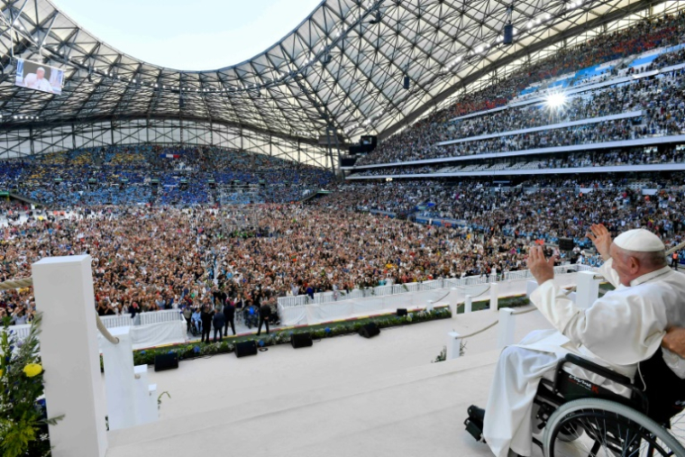Le pape François salue la foule lors d'une messe au stade Vélodrome de Marseille, le 23 septembre 2023 ( VATICAN MEDIA / Handout )