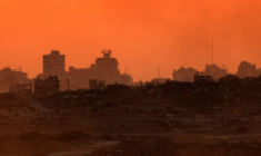 Vue de la bande de Gaza depuis Israël, au soir du 7 août 2025 ( AFP / Jack GUEZ )
