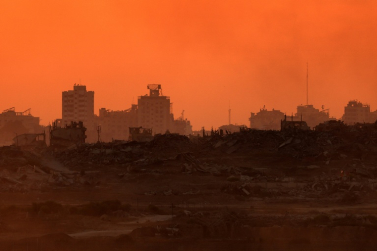 Vue de la bande de Gaza depuis Israël, au soir du 7 août 2025 ( AFP / Jack GUEZ )