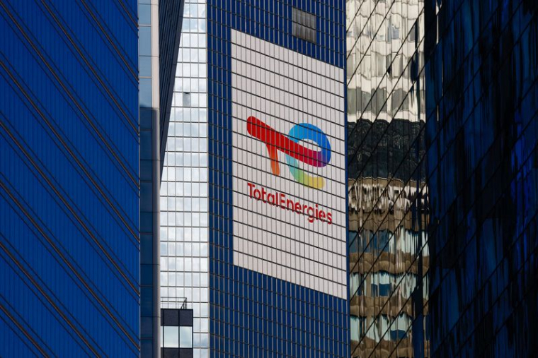 Le logo de TotalEnergies au siège de la société dans le quartier financier de La Défense