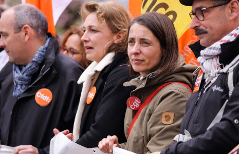 Marylise Léon (CFDT) et Sophie Binet (CGT) à Paris le 6 avril 2023. ( AFP / THOMAS SAMSON )