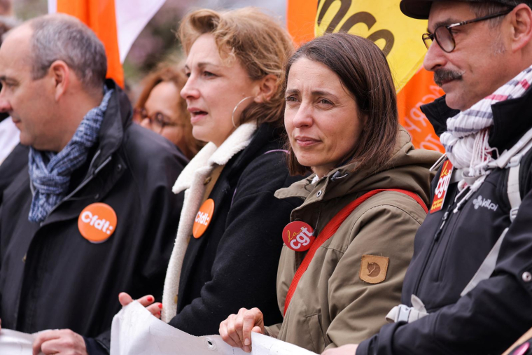 Marylise Léon (CFDT) et Sophie Binet (CGT) à Paris le 6 avril 2023. ( AFP / THOMAS SAMSON )