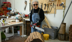 La sculptrice sud-coréenne Kim Yun Shin, le 4 mars 2026 dans son atelier à Paju, dans le nord du pays  ( AFP / Jung Yeon-je )