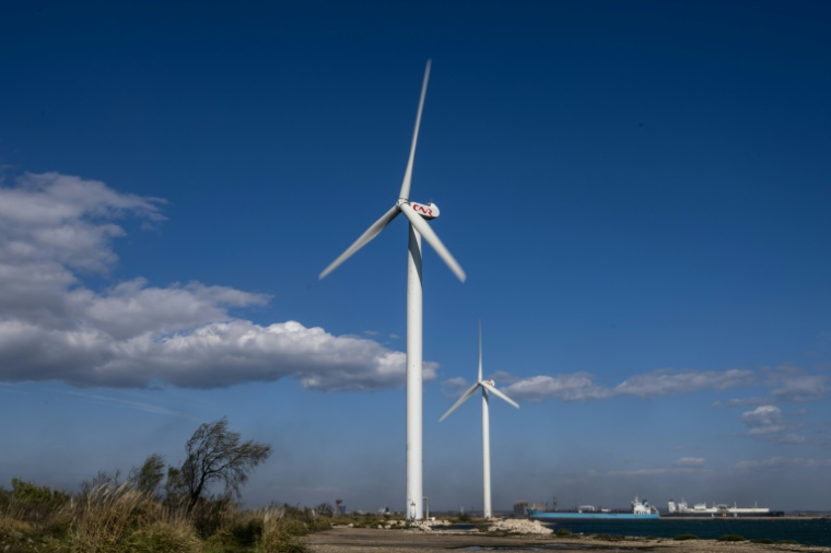 Des éoliennes à Martigues, dans les Bouches-du-Rhône, le 25 mars 2026 ( AFP / MIGUEL MEDINA )