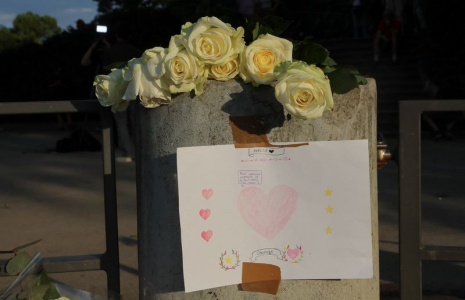 Des fleurs et un message déposés au parc du Paquier, près du lac d'Annecy, dans les Alpes françaises, en France