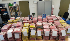 Photo prise le 24 mars 2026 et diffusée par les douanes françaises le 3 avril 2026, montrant 1 145 kilogrammes de cocaïne exposés dans les locaux de l’unité BSI de Saint-Étienne après leur saisie ( Douanes Francaises / Handout )