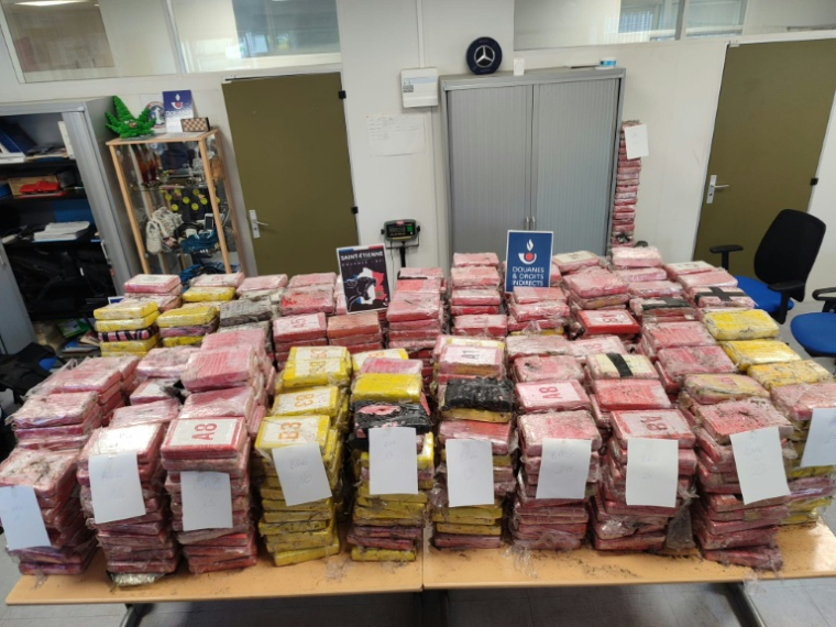 Photo prise le 24 mars 2026 et diffusée par les douanes françaises le 3 avril 2026, montrant 1 145 kilogrammes de cocaïne exposés dans les locaux de l’unité BSI de Saint-Étienne après leur saisie ( Douanes Francaises / Handout )