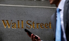 Un homme marche sur Wall Street devant la Bourse de New York