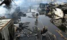 Des pompiers sur le site d'un hôpital pour toxicomanes touché par des frappes aériennes pakistanaises à Kaboul, le 17 mars 2026 en Afghanistan ( AFP / Wakil KOHSAR )