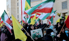 Des manifestants brandissent des drapeaux du Hezbollah, de l'Iran et du Liban, ainsi que des portraits du Guide suprême iranien, Mojtaba Khamenei, lors d'une cérémonie commémorative à Beyrouth, le 22 avril 2026, en l'honneur du Guide suprême iranien assassiné, l'ayatollah Ali Khamenei ( AFP / Anwar AMRO )